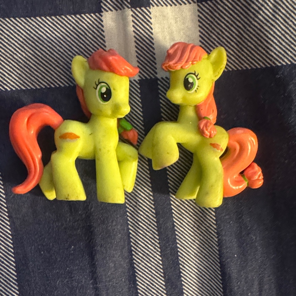 2 My Little Pony Generation 4 (G4) mini figures of the character Peachy Sweet.